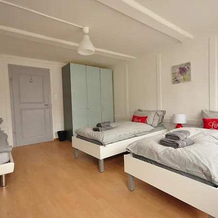 Townhouse Ii Sleeps 12 Guests אינטרלאקן